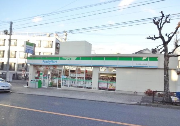 コンビニ　ファミリーマート目黒本町三丁目店（コンビニ）まで736m