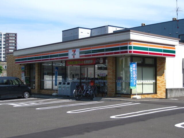 コンビニ　セブンイレブン札幌ひばりが丘店（コンビニ）まで59m
