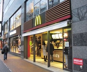 飲食店　マクドナルド　水道橋外堀通り店（飲食店）まで495m