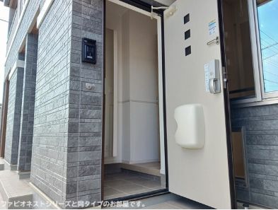 玄関　※同タイプの部屋のお写真となります。