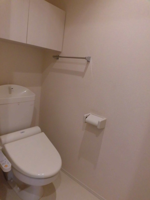 トイレ　落ち着いた色調のトイレです