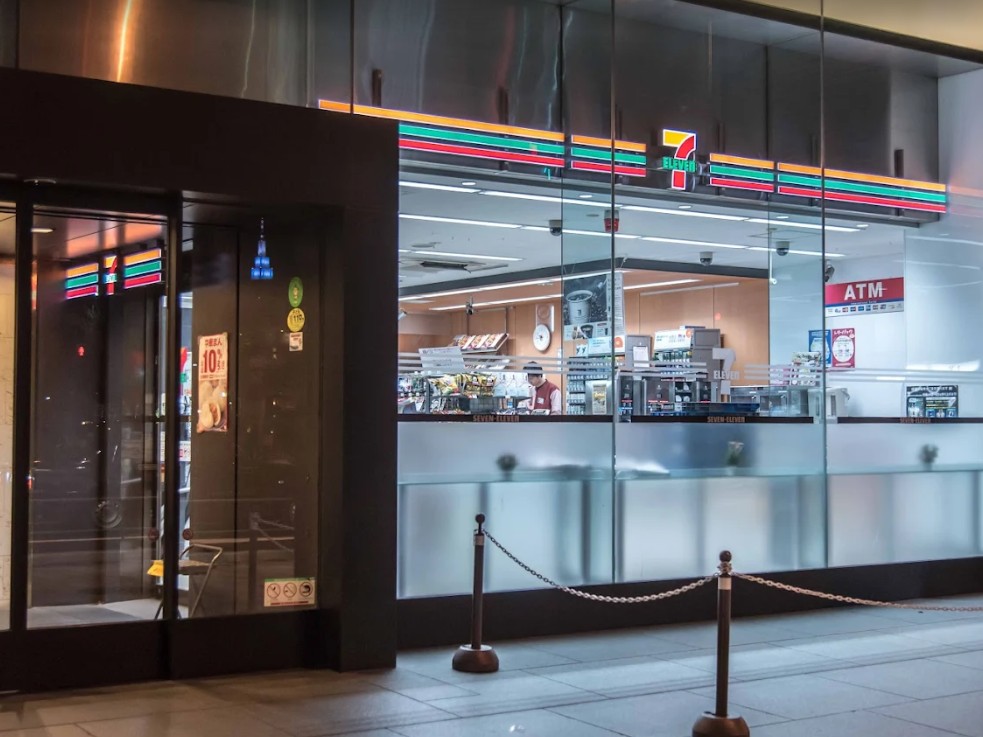 コンビニ　セブンイレブン港区南青山2丁目店（コンビニ）まで137m