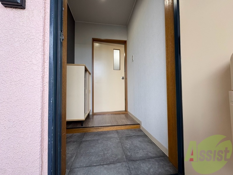 玄関　玄関の様子です。明るい印象ですね。気分もあがりそう。