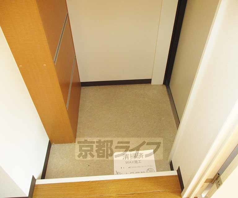 玄関　シャンプードレッサ付きの独立洗面台です。