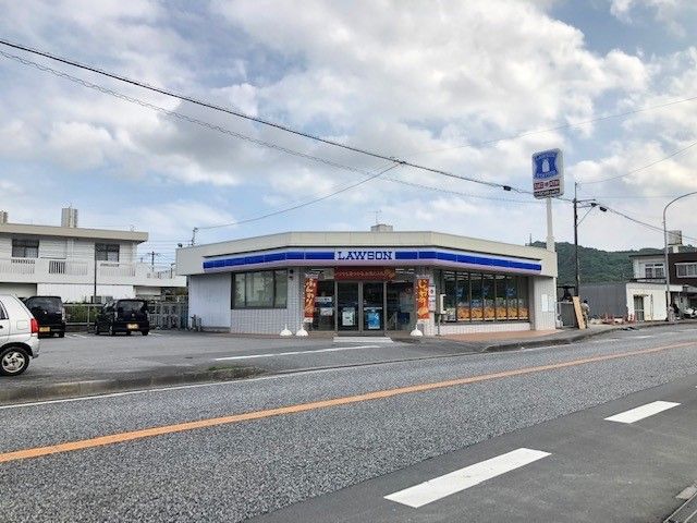 コンビニ　ローソン佐敷津波古店（コンビニ）まで450m