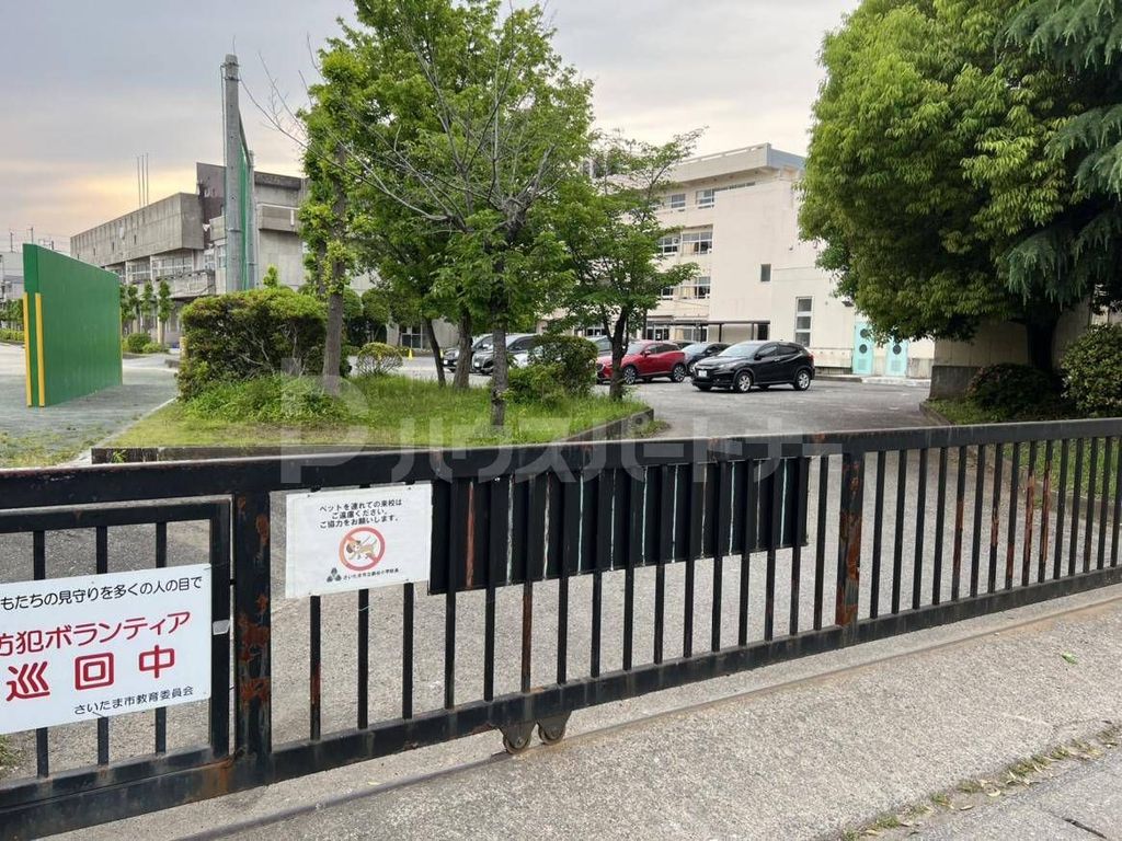 小学校　さいたま市立鈴谷小学校（小学校）まで620m