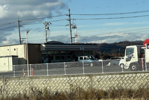 コンビニ　セブンイレブン 豊田市亀首町店（コンビニ）まで737m