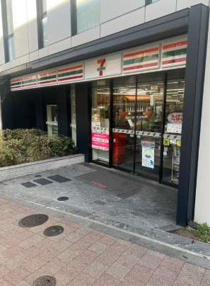 コンビニ　セブンイレブン港区赤坂駅南店（コンビニ）まで97m