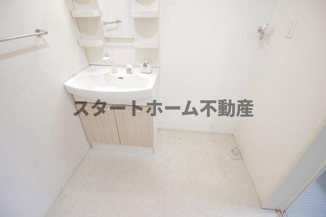 洗面設備　ゆったりとスペースのある洗面所