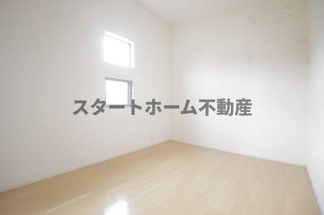 その他部屋・スペース　開放的な寝室です