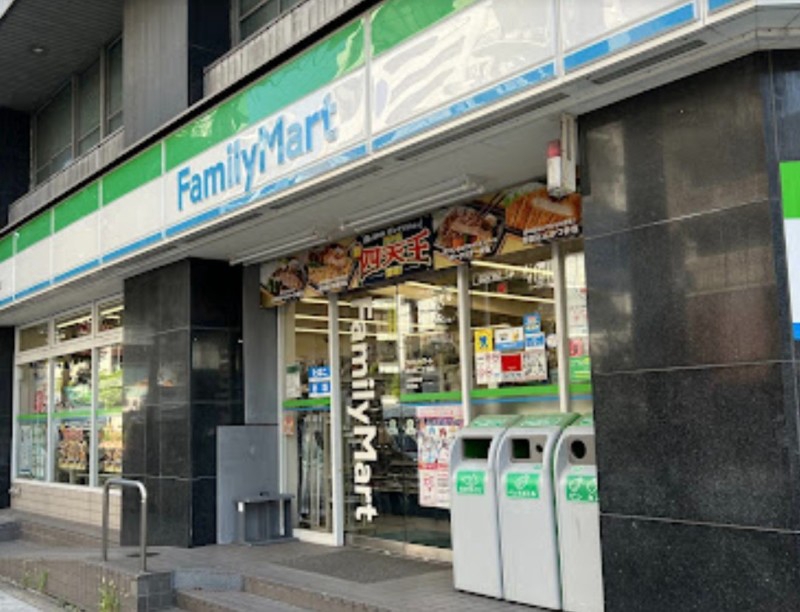 コンビニ　ファミリーマート西本町二丁目店（コンビニ）まで104m