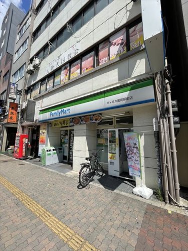 コンビニ　ファミリーマート MYS大国町駅前店（コンビニ）まで59m
