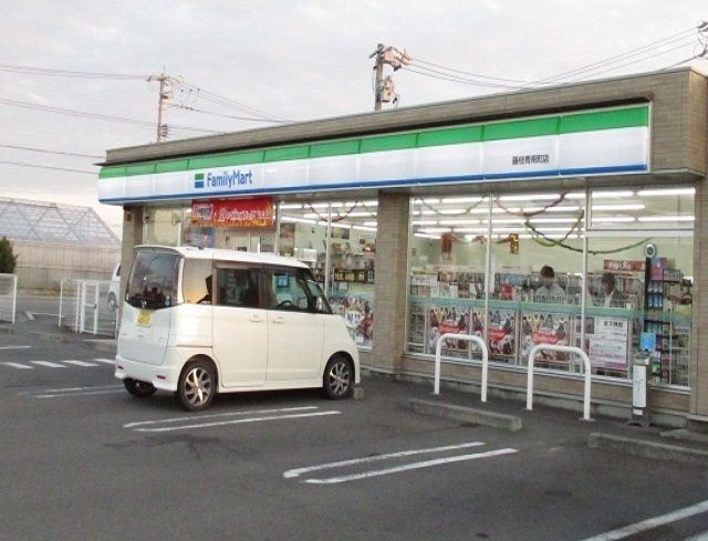 コンビニ　ファミリーマート青南町店（コンビニ）まで500m