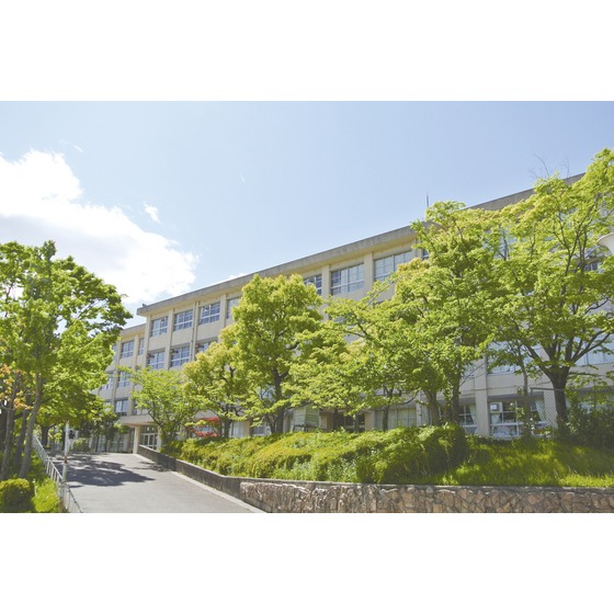 中学校　春日井市立高森台中学校（中学校）まで1300m