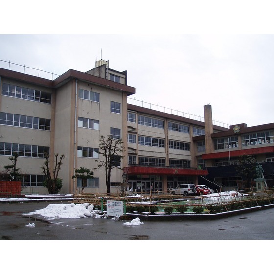 小学校　高岡市立博労小学校（小学校）まで607m