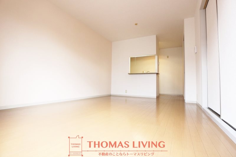 居室・リビング　便利なカウンターキッチンのお部屋です。