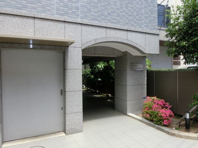 エントランス　安心のオートロック付き