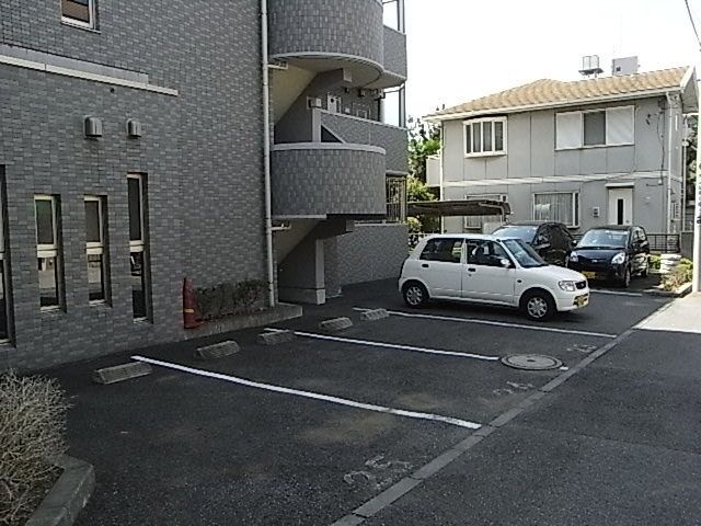 駐車場　敷地内駐車場あり