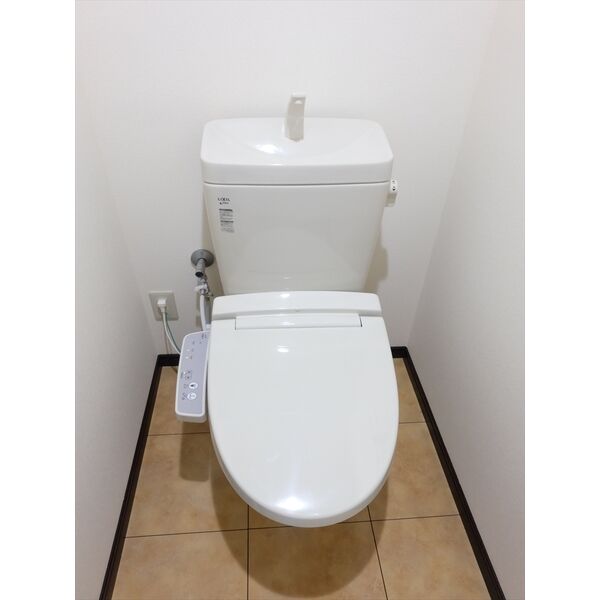 トイレ　ウォシュレット付きトイレです！便利な仕切り板付き。