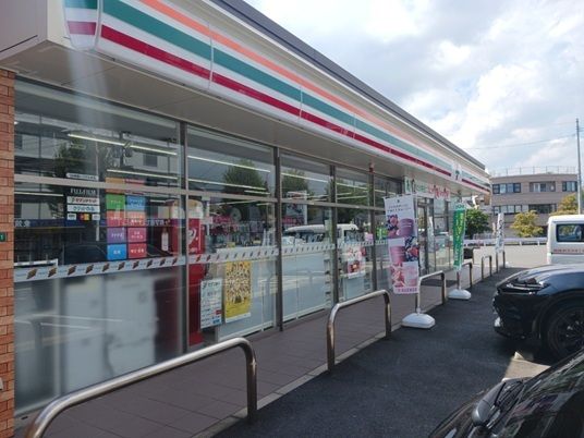 コンビニ　セブンイレブン（コンビニ）まで230m