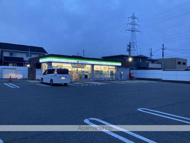 コンビニ　ファミリーマート岐阜西改田上の町店（コンビニ）まで942m