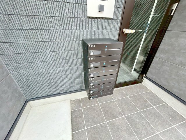 ロビー　ロビーにある各部屋毎のメールボックス。