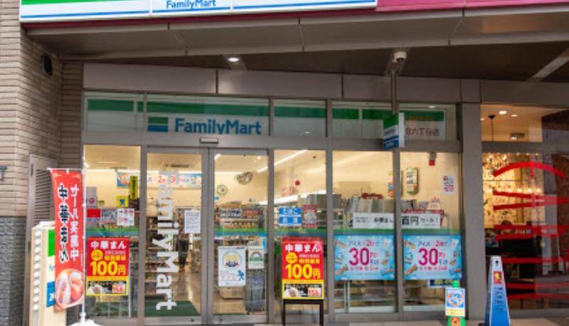 コンビニ　ファミリーマート（コンビニ）まで210m