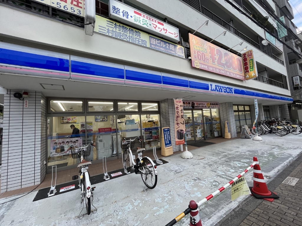 コンビニ　ローソン 竹ノ塚駅東店（コンビニ）まで333m