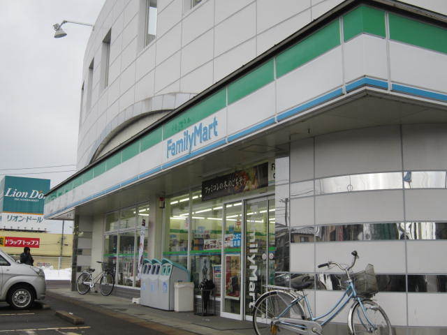 コンビニ　ファミリーマート加茂旭町店（コンビニ）まで672m