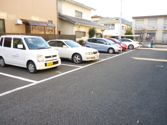 駐車場　敷地内駐車場　６，６００円　※コンパクトカーまで