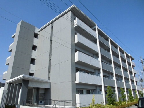 ＪＲ山陽本線 明石駅 バス乗車時間：15分 最寄りバス停で下車 徒歩5分 築16年