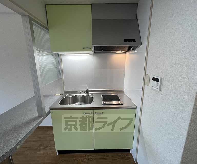 バス・シャワールーム　ＩＨコンロ付きのキッチンです