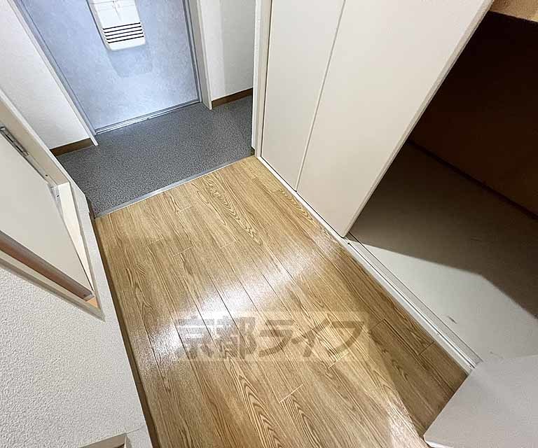 その他部屋・スペース　綺麗な床の廊下です