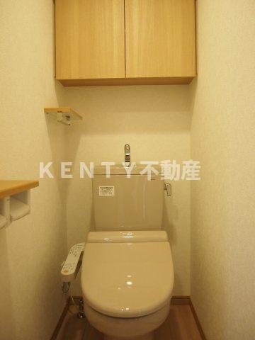 トイレ　落ち着いた色調のトイレです