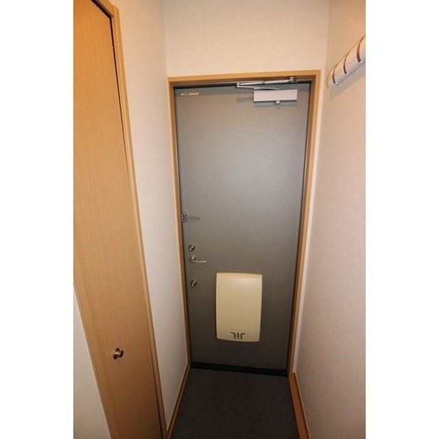 玄関　同建物反転タイプの写真です。