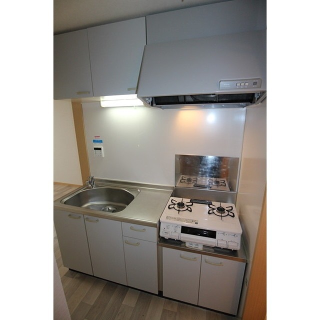 キッチン　同建物反転タイプの写真です。