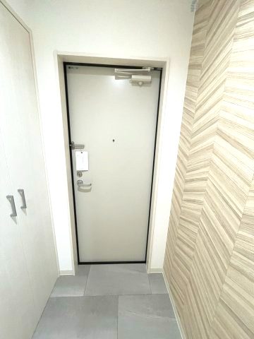 玄関　イメージとして同マンション他部屋を表示しています