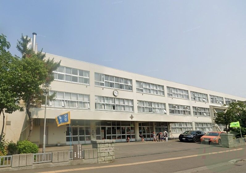 小学校　札幌市立西小学校（小学校）まで580m