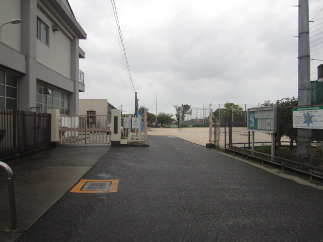中学校　山直中学校（中学校）まで670m