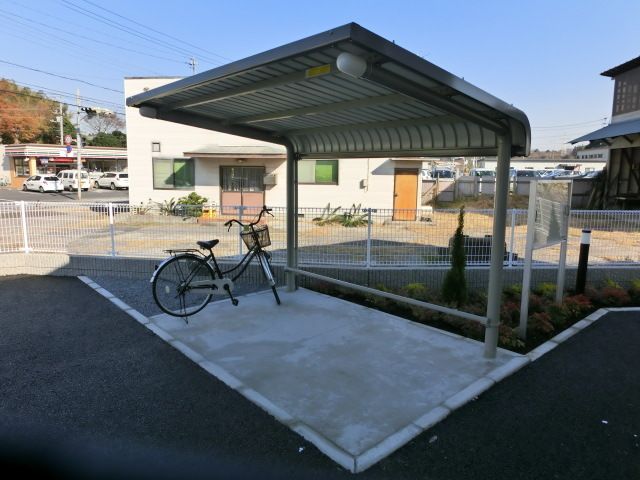 その他共有部分　屋根付きの駐輪場です。