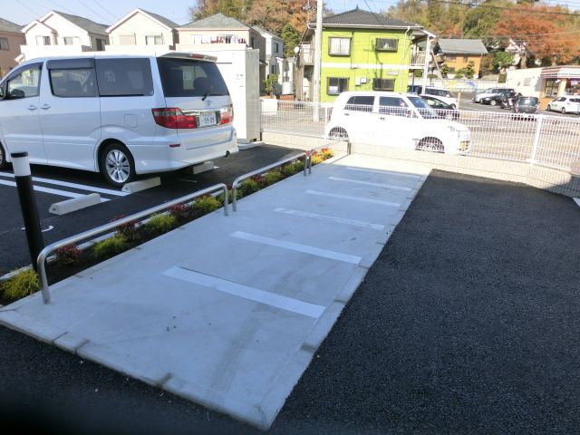 エントランス　エントランス脇のバイク置き場