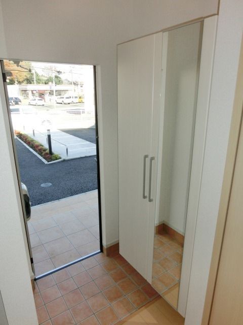 玄関　玄関にはトールタイプのシューズボックスあります。