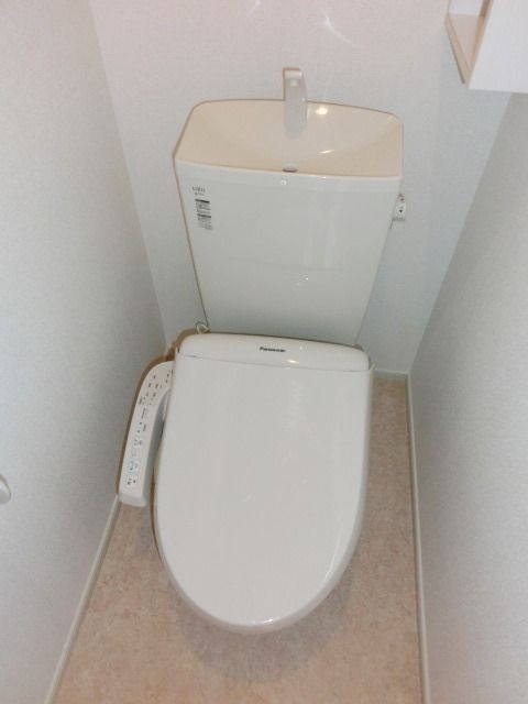 トイレ　温水洗浄便座付きのトイレ