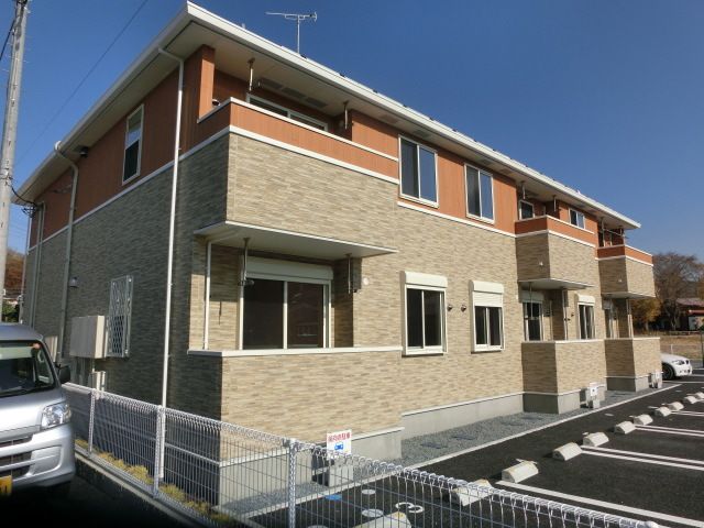 建物外観　２０１３年１１月築のアパート