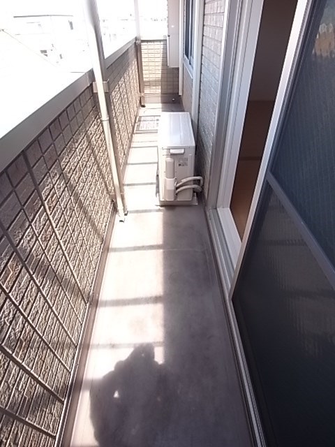 バルコニー　暖かな日差しのふりそそぐバルコニー