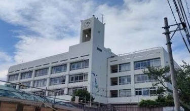 小学校　新宿区立余丁町小学校（小学校）まで366m