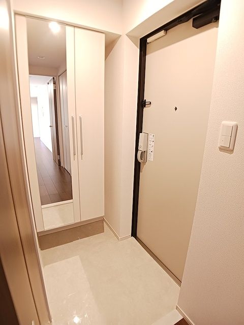 玄関　姿見付きのシューズボックスがございます☆