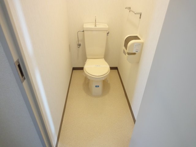 トイレ　同物件別号室の写真です。