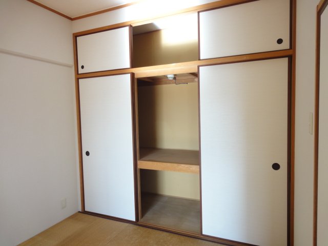 収納　同物件別号室の写真です。