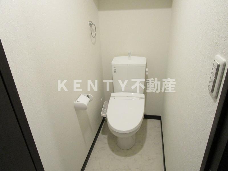 トイレ　落ち着いた色調のトイレです